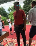Nicolae Guta, imposibil de recunoscut! Si-a facut aparitia intr-o pereche de blugi skinny si tricou mulat! Fanii au ramas muti