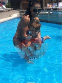 Imagini fabuloase cu Andreea Mantea la piscina! Bruneta a facut spectacol cu trupul ei sculptat la sala! Vedeta Kanal D si-a scos fiul, pe David, la o partida de balaceala si un pic de bronz