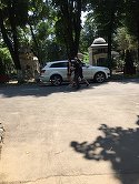 VIDEO Imaginile nefardate ale DURERII! Familia Denisei Raducu o plange la capela cimitirului Bellu pe regretata solista! Uite cum arata mama si sora cantaretei!