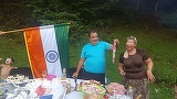 Pentru Dorin Cioaba, nu Romania este tara de suflet! De ziua Indiei, regele rromilor a fluturat steagul tarii stramosilor sai langa un gratar: „Cu gandul la tara mea si neamul meu indienesc!”