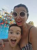 Adriana Bahmuţeanu, nemulţumită de trupul ei?! La ce truc a apelat pentru a-şi ascunde abdomenul la plajă