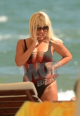 Elena Udrea, aparitie naucitoare la plaja, in cel mai sexy costum de baie cu putinta! Blonda e ca vinul... an de an tot mai buna! | VIDEO EXCLUSIV