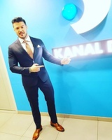 Victor Slav la bustul gol, intr-o fotografie demna de coperta de revista!