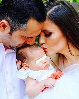 Fetita lui Madalin Ionescu este dependenta de mama sa. Bebelusa nu poate sa stea departe de Cristina Siscanu!