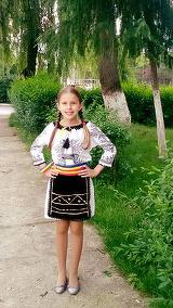 Fanii Denisei Manelista sunt revoltati ca micuta Sonia o copiaza pe cantareata lor favorita! Pustoaica si-a pus si o alunita pe obraz, ca sa semene cu regretata artista