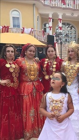 Imagini incredibile cu femeile din neamul lui Puiu Englezu! Nevasta si fetele celui mai bogat rrom din Hunedoara poarta pe ele kilograme de aur, iar pe haine au imprimeuri cu "Apple" si "iPhone" FOTO