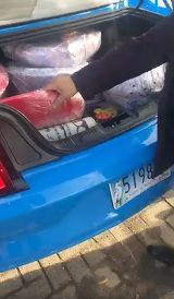 Puiu Englezu si-a cumparat masina adusa la comanda din America! Cel mai bogat rrom din Hunedoara si-a umplut bolidul de 60.000 de dolari cu saci de rafie!