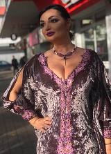 Ozana Barabancea i-a daruit lui Gabriel Fatu o sticla de vin care are pe eticheta o poza a ei! Actorul a primit-o pe soprana in biroul sau de sef: „Aoleuuuu, institutie publica, bautura...”
