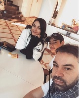 Betty Stoian si-a facut un selfie cu tatal ei, Florin si fratele ei, Dani. Ce detaliu au observat oamenii in fotografie