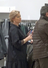 Asa arata o sesiune de shopping a Matildei Pascal Cojocarita. Ea si sotul ei au plecat cu bratele pline de pungi dintr-un mall bucurestean VIDEO EXCLUSIV