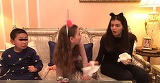 Eveniment bizar petrecut in casa Monicai Gabor din Los Angeles! O statueta a lui Buddha, pe care romanca i-a facut-o cadou lui Pink de Craciun, s-a prabusit din senin si s-a facut tandari!