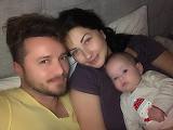 Gabriela Cristea si Tavi Clonda s-au fotografiat alaturi de fetita lor. Motivul pentru care a fost "certat" taticul Tavi