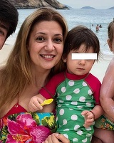 In sfarsit! Amalia Enache s-a fotografiat in vacanta alaturi de presupusul tata al fetitei! Cine e barbatul?