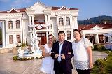 Imagini fabuloase din interiorul palatului din Petrosani al familiei Guta! Familia manelistului si-a pus doua randuri de covoare, ca sa pacaleasca frigul! FOTO