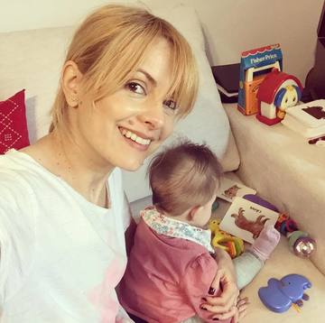 Simona Gherghe a iesit cu fetita ei afara! Georgia a facut cunostinta cu fulgii de zapada