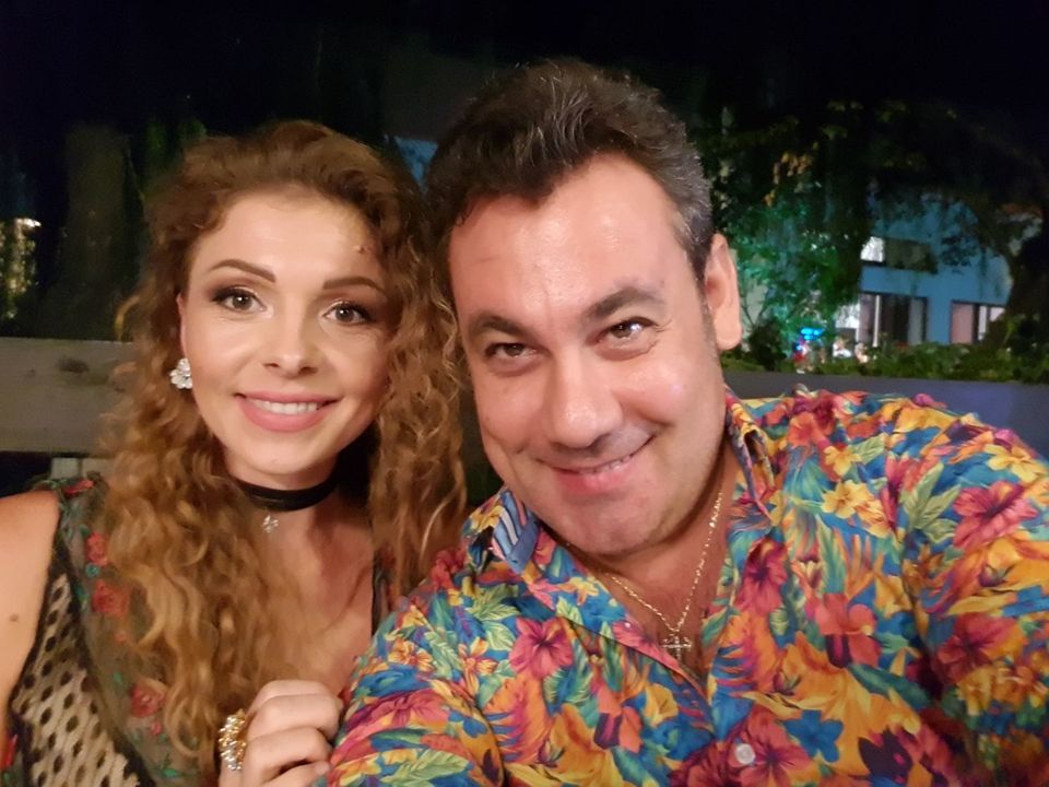 Ionut Dolanescu invarte sutele de mii de dolari cu lopata! Cantaretul de muzica populara si-a cumparat doua case superbe in Florida! In curtea vilei cu etaj, Dolanescu si-a pus jacuzzi!