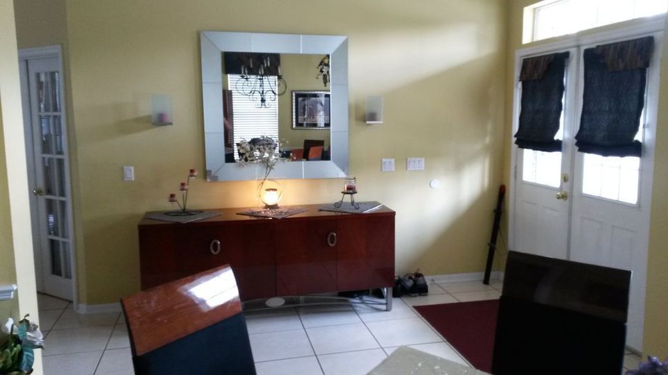 Ionut Dolanescu invarte sutele de mii de dolari cu lopata! Cantaretul de muzica populara si-a cumparat doua case superbe in Florida! In curtea vilei cu etaj, Dolanescu si-a pus jacuzzi!