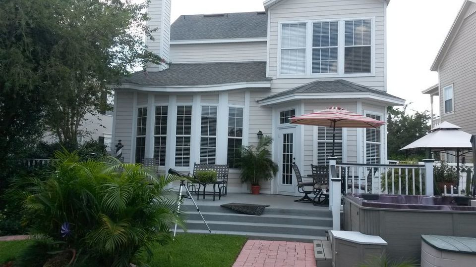 Ionut Dolanescu invarte sutele de mii de dolari cu lopata! Cantaretul de muzica populara si-a cumparat doua case superbe in Florida! In curtea vilei cu etaj, Dolanescu si-a pus jacuzzi!