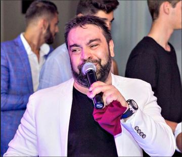 Roxana Dobre are o apetenta pentru alb! Aceasta culoare predomina in viata lui Florin Salam. Dressing-ul artistului s-a umplut de sacouri albe FOTO!