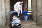 Un padurar si-a injunghiat sotia si a lasat-o sa isi dea ultima suflare in fata copiilor. "Mami e moarta, e plina de sange! Am incercat sa o trezim, dar nu putem!"