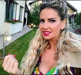 Andreea Banica isi "plange" mama. Orfana, vedeta ar vrea sa-i multumeasca celei care i-a daruit totul