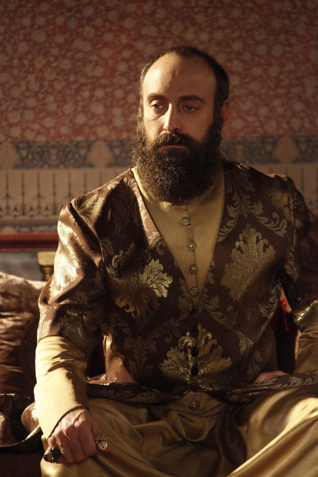 Raspunsul genial al actorului Halit Ergenc- Sultanul Suleyman, dupa ce s-a speculat ca a pierdut un million de dolari! “Cum sa pierd atatia bani?” Despre ce afacere este vorba?