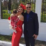 Cristina Siscanu s-a pozat iar alaptandu-si fetita!