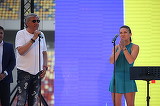 Atat costa blugii ciudati de Ilie Nastase si care au fost laudati si de Gabriela Firea! Tu ai plati atat pentru o pereche de blugi?