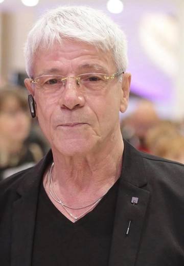 Gheorghe Visu implineste astazi 67 de ani si i-a facut o urare "desenata" unei colege de breasla: "Si azi e ziua ei!"