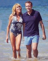 Prima doamna a Frantei s-a fotografiat in costum de baie! Cum arata Brigitte Macron la 64 de ani