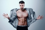 Liviu Teodorescu, la pielea goala in Centrul Vechi! Fanele l-au tras de hainele lui pana s-a dezbracat