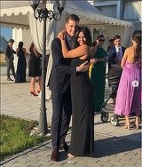 Andreea Popescu, fosta dansatoare a Deliei, alapteaza in public. Uite cum isi hraneste baietelul in parc FOTO
