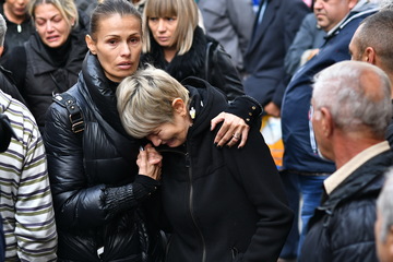 Imagini sfâşietoare de la funeraliile lui Ilie Balaci! Soţia lui, dărâmată de durere. Lorena, fiica cea mare, a avut şi ea nevoie de ajutor