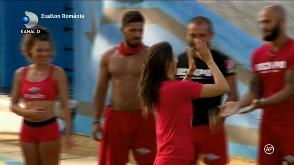 Exatlon 8 noiembrie. Ea este noua concurentă de la Faimoşi! A fost primită cu apaluze de noii coechipieri