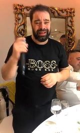 Primele imagini cu Florin Salam după ce a fost bătut în Milano şi a anunţat că se lasă de cântat! Avea lacrimi în ochi şi s-a pupat pe gură cu un fan