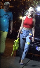 VIDEO EXCLUSIV! Adrian Sarbu a intinerit langa iubita lui! Vezi ce tinute de adolescenti au abordat cei doi la o iesire romantica, la restaurant