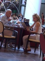 VIDEO EXCLUSIV! Horia Moculescu si Alexandra Velniciuc, scene provocatoare in mijlocului mall-ului! Cum a incercat sa-l incite simpatica blondina pe venerabilul compozitor! Dovada vie ca "prietenia" sau "dragostea" nu mor niciodata!