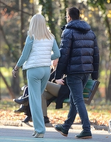 Primele imagini cu Elena Udrea sarutandu-se in parc cu iubitul manechin le-ai vazut pe WOWbiz.ro! Uite-o pe celebra blonda, care implineste astazi 43 de ani, in tandreturi maxime cu Adrian | VIDEO