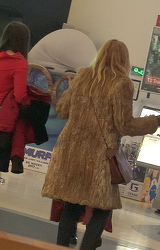 Ce aroganta! Dana Savuica a defilat prin mall cu o haina de blana de 2.000 de euro!!! VIDEO EXCLUSIV