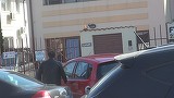 Andrei Duban a ajuns subiect de gluma in trafic!! Actorul circula cu masina sotiei, mica si rosie ca focul | VIDEO