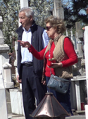 Imagini incredibile cu fostii socri ai Elenei Basescu! Intr-o zi numai buna de plimbat prin parc, Bebe Ionescu si consoarta Sida au dat o tura prin... cimitir! VDEO EXCLUSIV