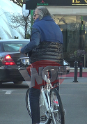 As in racheta, dar s-a dat pe bicicleta! Imagini tari rau de tot cu Ilie Nastase la plimbare pe doua roti | VIDEO