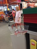Ce burtica a facut Simona Gherghe! Gravida in 8 luni, vedeta nu are stare in casa! A mers cu Razvan sa-si cumpere... saltele de plaja FOTO EXCLUSIV