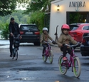 Mihai Morar e un tatic cool! Prezentatorul si-a scos gemenele la o plimbare cu bicicletele in parc! VIDEO
