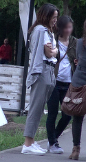 Andreea Raicu, jucausa si plina de viata la bratul unei femei!! A iesit cu amicele in parc si a fost intr-o forma de zile mari VIDEO EXCLUSIV