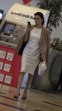 Albertina Ionescu a iesit la mall intr-o tinuta regala, dar un amanunt neplacut i-a stricat look-ul aproape perfect! VIDEO EXCLUSIV