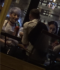 Giulia si-a lasat sotul acasa si a fost toata un zambet in compania a doi tinerei! A iesit la restaurant fara Vlad Huidu VIDEO EXCLUSIV