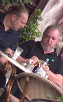 Vali Craciunescu "a combinat" cateva sute de lei, la o terasa!! A impartit un teanc de bani cu un amic VIDEO EXCLUSIV