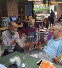 Imaginile care vor induiosa o tara intreaga! Gigi Becali, la masa cu un cersetor! Toata lumea a fost socata cand i-a vazut impreuna la o terasa de fite din Capitala! Nimeni nu stie insa ca in tinerete patronul Stelei a fost ucenicul barbatului amarat! Det