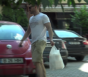 Seara e pe sticla, ziua e baiat de casa!! Victor Slav a luat mancare la pachet pentru toata familia | VIDEO EXCLUSIV